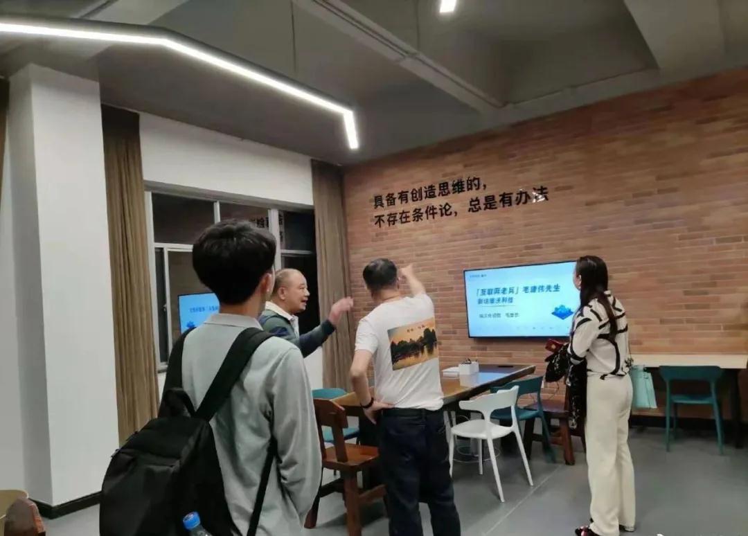 毛建伟先生在瑞沃科技董事长陈崇亮的陪同下共同参观瑞沃智能科技产业园场景